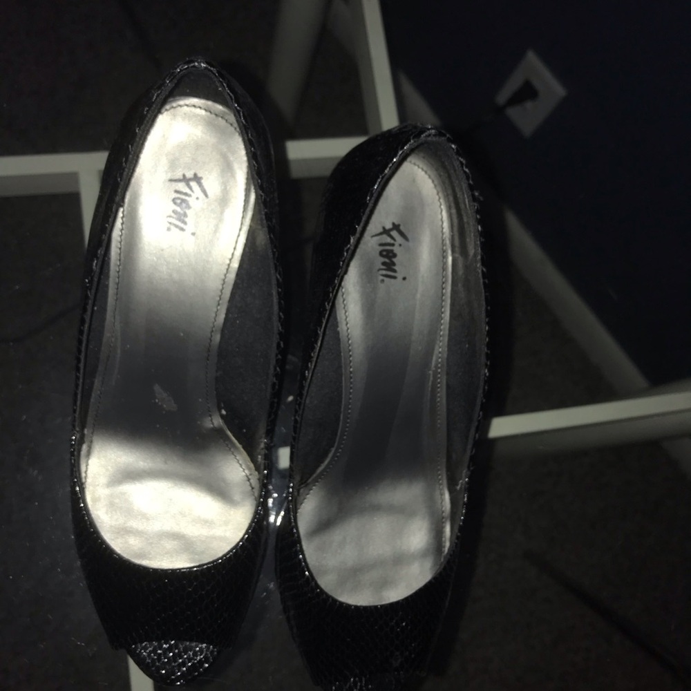FIONI Clothing Black Patent Leather Heels